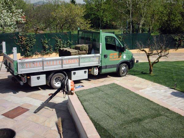 Impresa-tappeti-erbosi-cortile-lecco